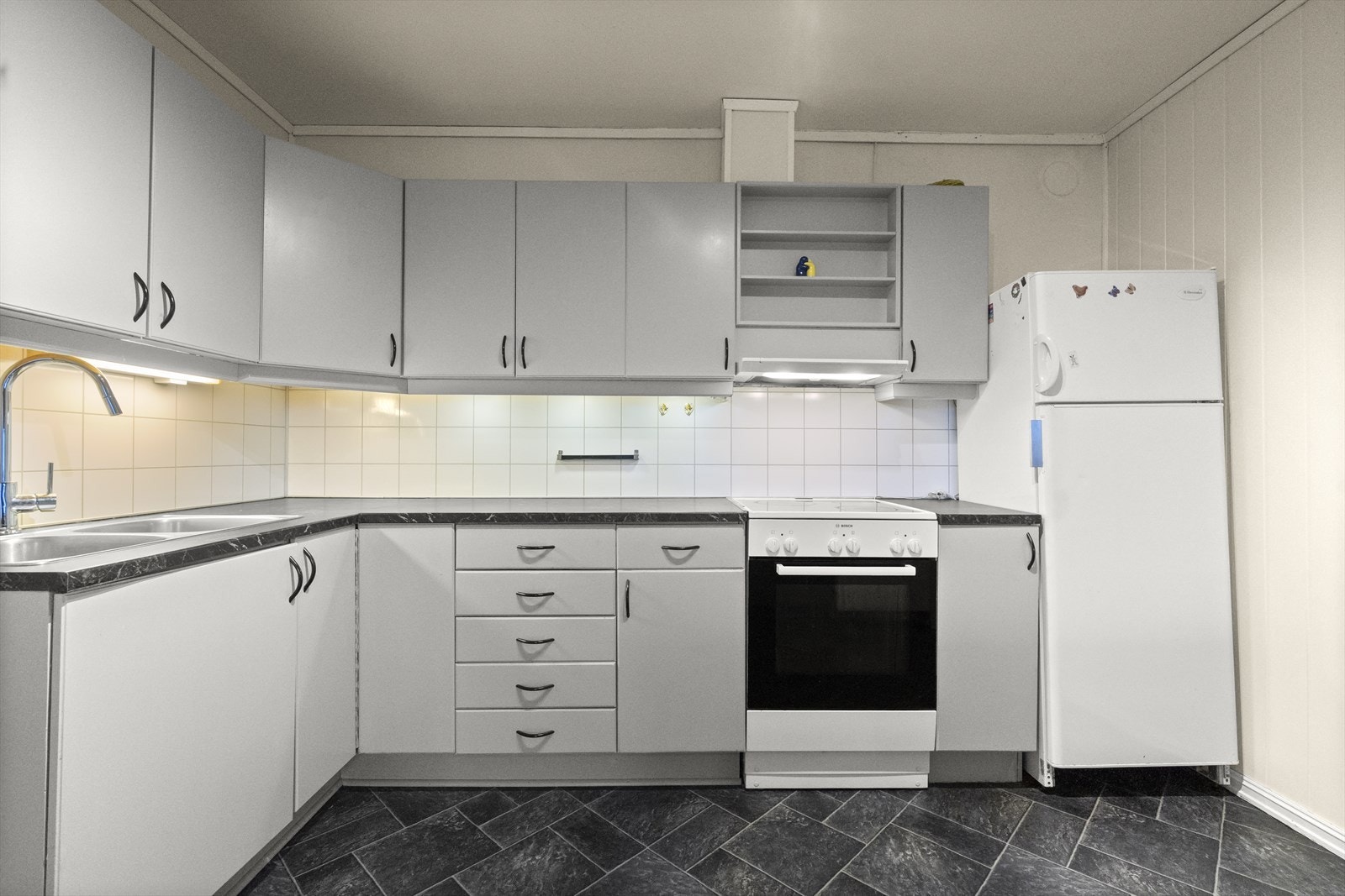 Kjøkkenet er av god størrelse med mykje skap- og benkeplass Galleribilde