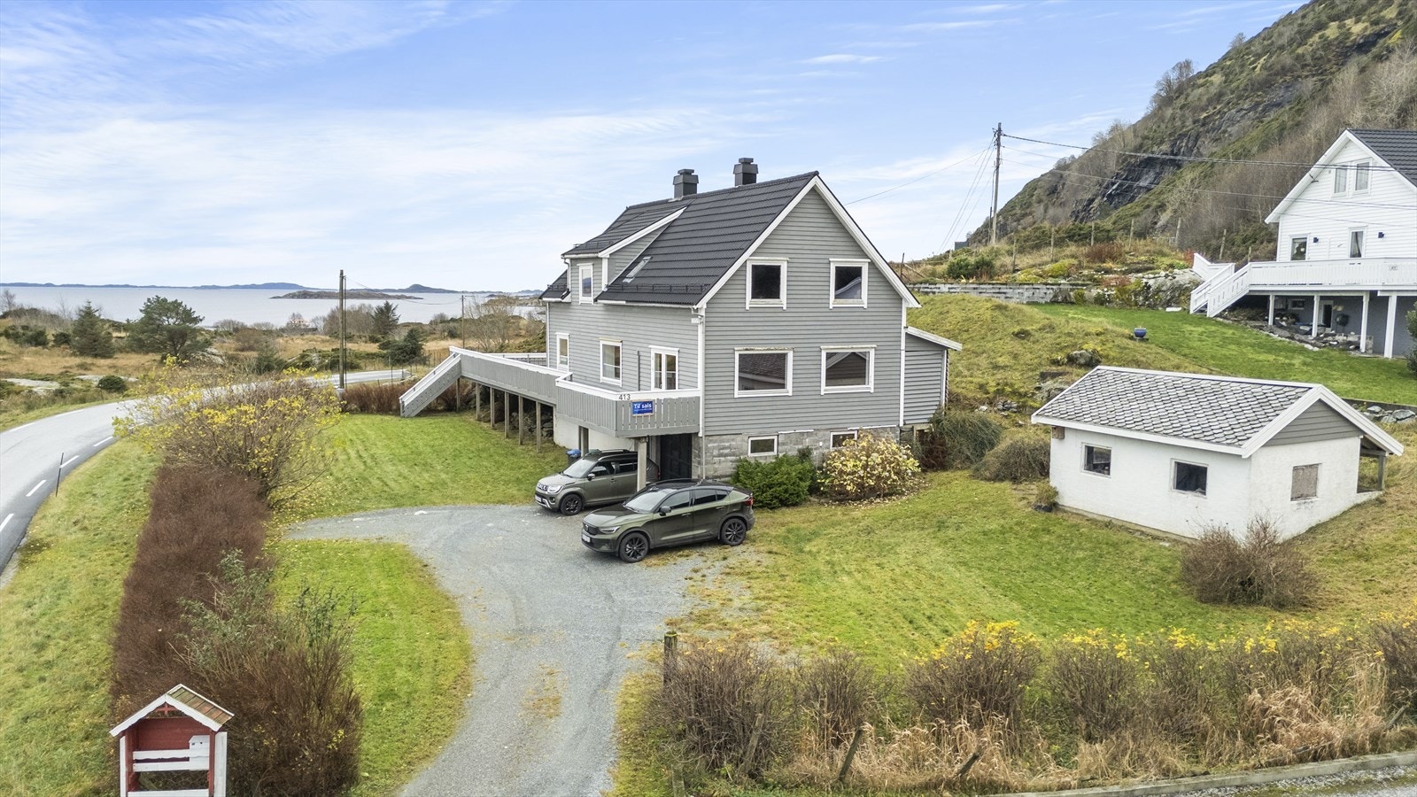 Eigedommen har ein fint opparbeida hage med store plenarealer og gruslagt tunplass framfor bustaden Galleribilde