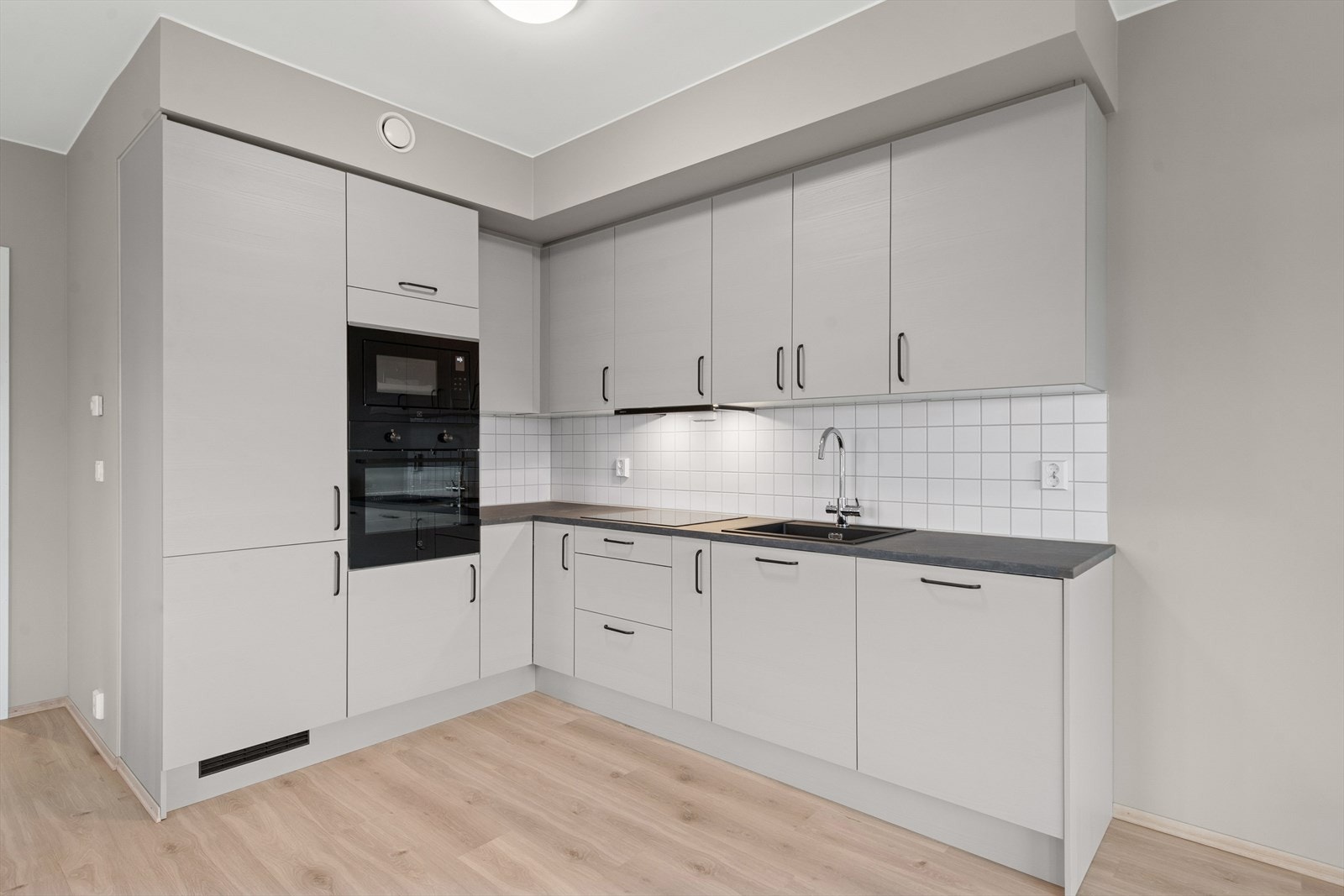 Kjøkkenet er utstyrt med kjøl-/fryseskap, oppvaskmaskin, stekeovn, mikro og induksjonstopp. Galleribilde