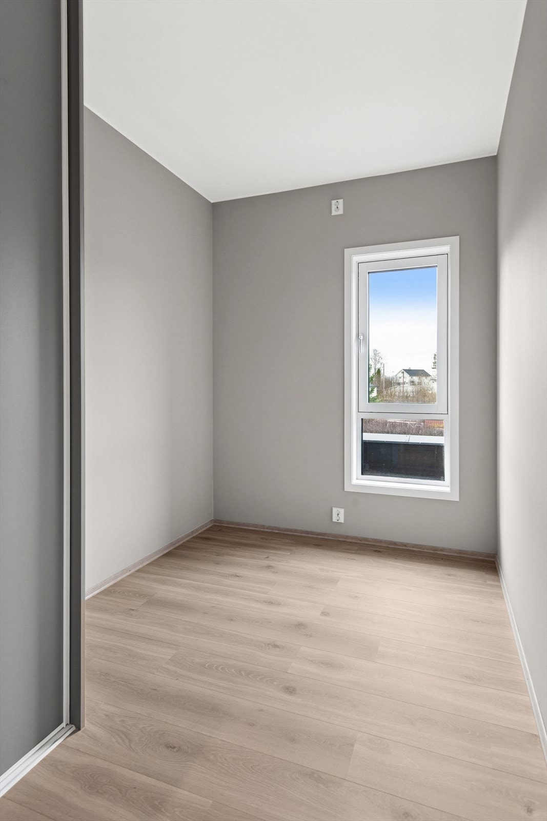 Det andre soverommet har også et garderobeskap og passer perfekt som barnerom, gjesterom eller kontor. Galleribilde