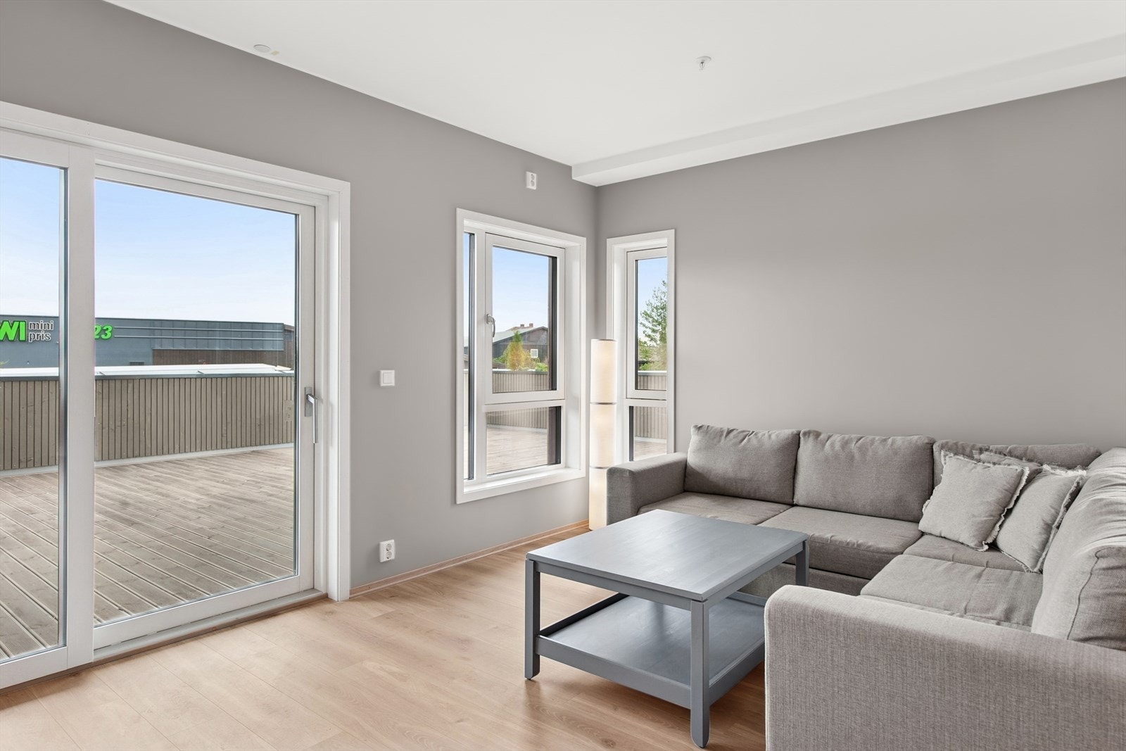 Det er adkomst ut til terrasse fra stuen. Galleribilde