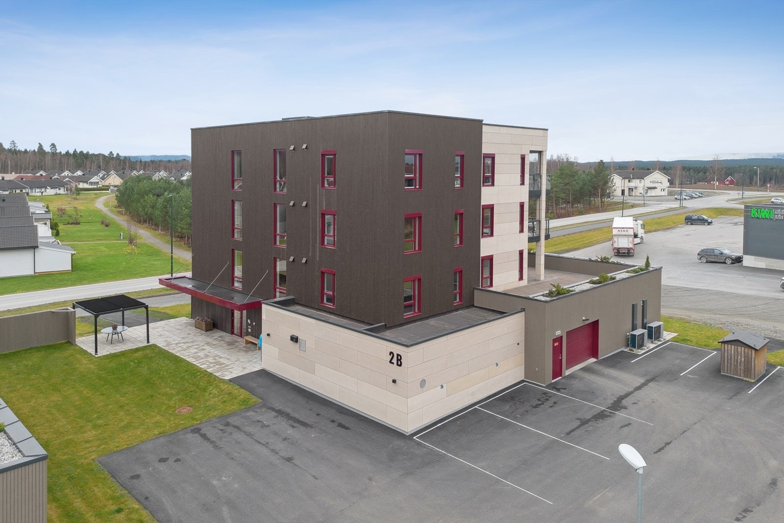 Parkeringsplass i garasjeanlegg med tilhørende sportsbod. Galleribilde