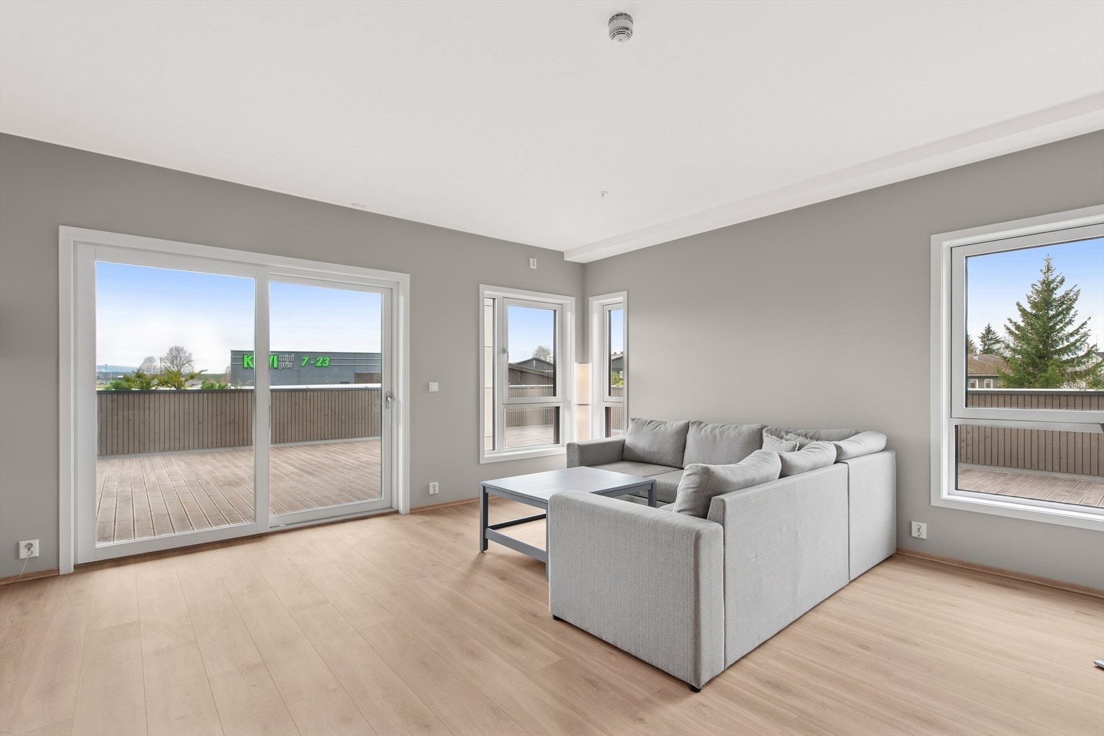 Dette er en hjørneleilighet med flere vindusflater som gir innslipp av mye naturlig lys. Galleribilde