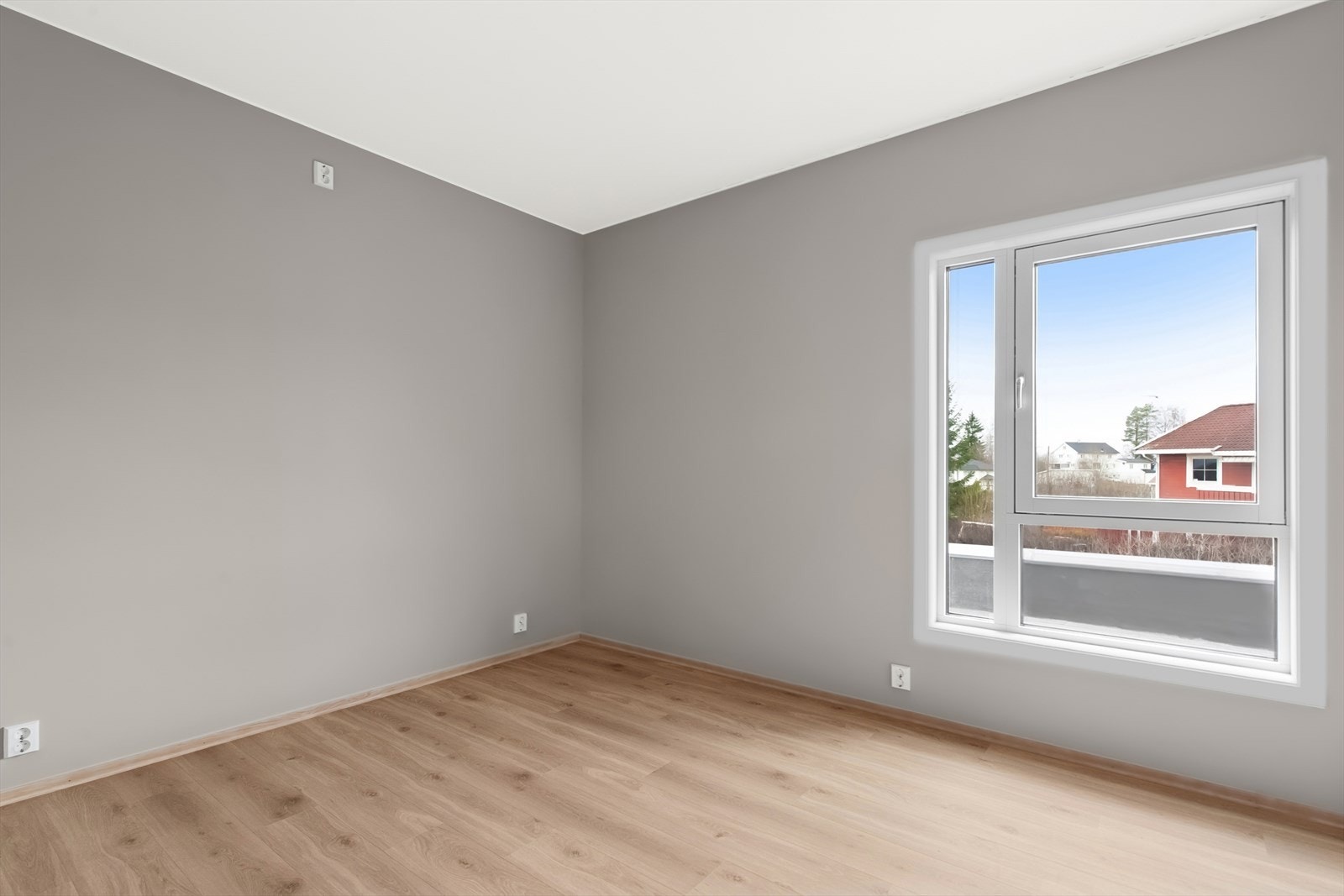 God plass til dobbeltseng og tilhørende interiør. Galleribilde