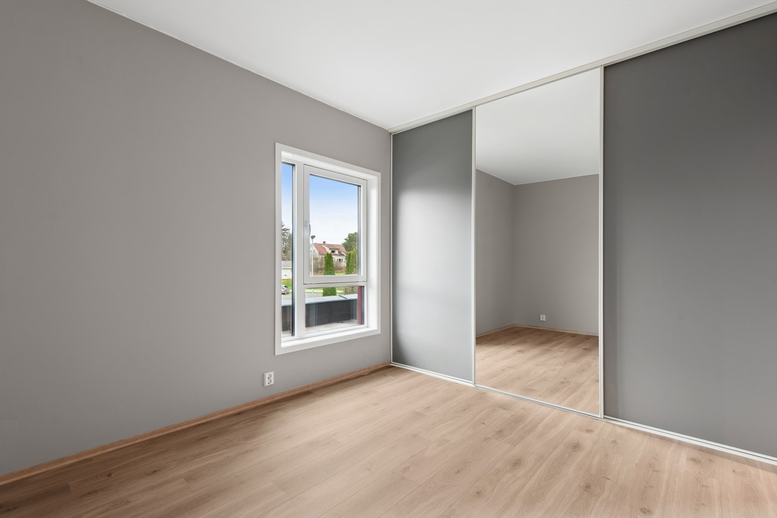 Hovedsoverommet er lyst med skyvedørsgarderobe. Galleribilde