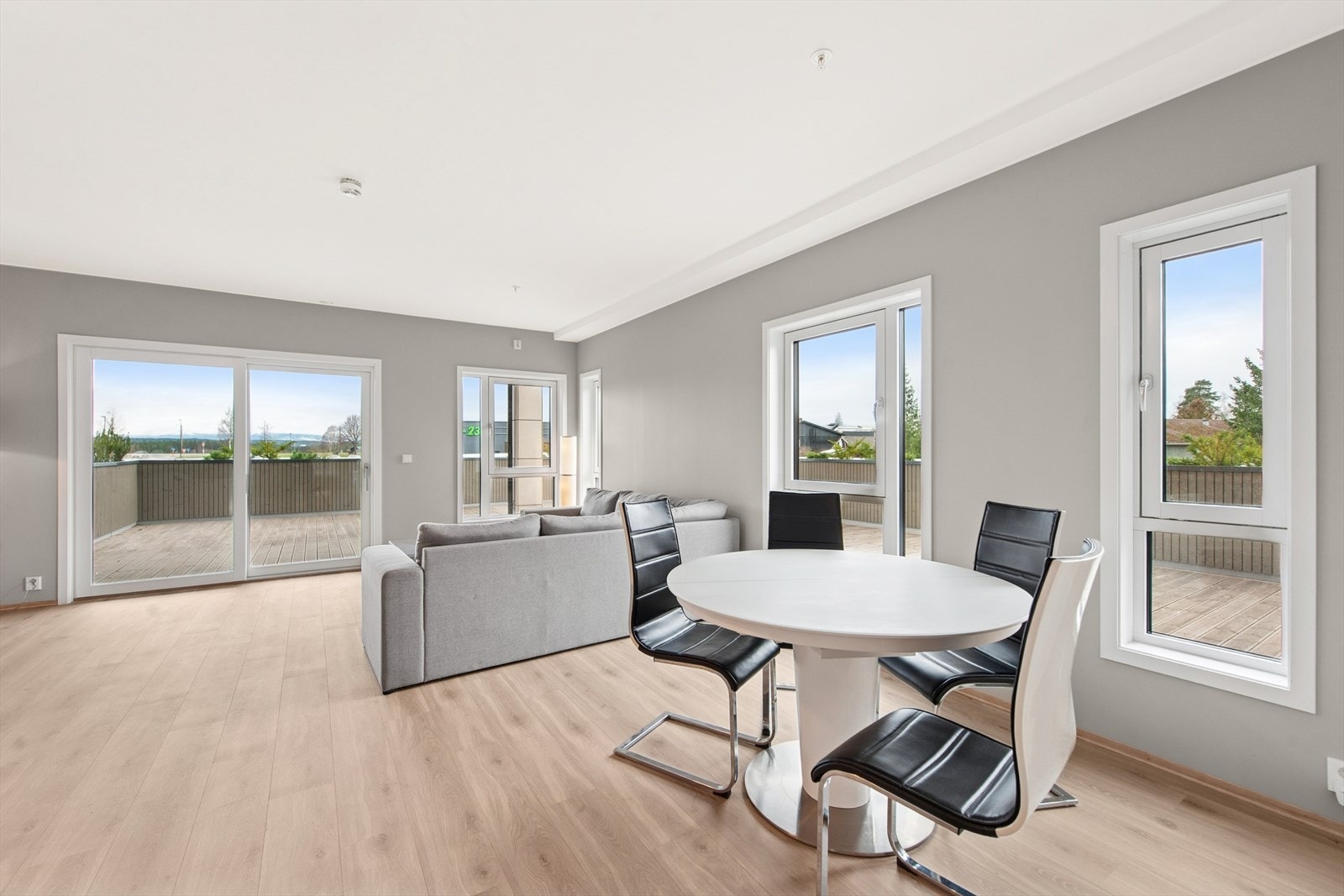 Det er plass til både sofa/- og spisegruppe. Galleribilde