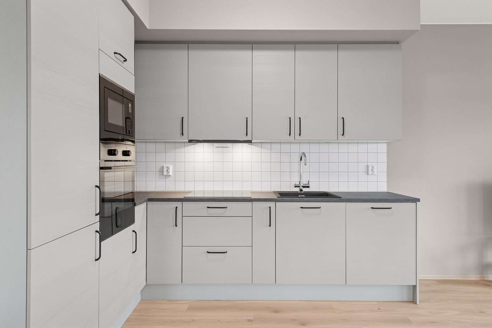 Godt med skap- og benkeplass, som passer perfekt til matlaging. Galleribilde