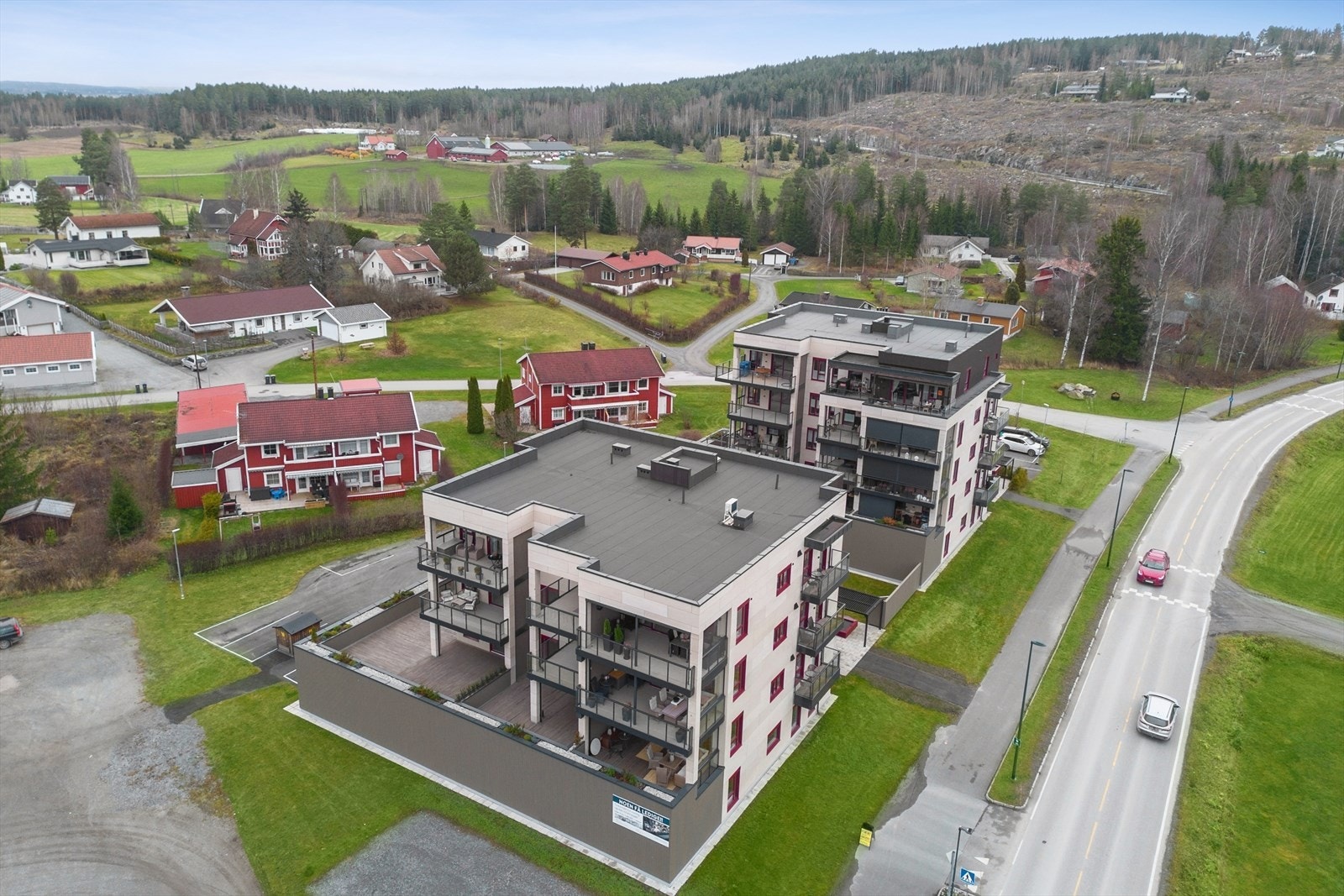 Det er busstopp rett ved leiligheten, som tar deg til bl.a tar deg til Stange. Her finner du togstasjon, Stangehallen og butikker. For ytterliggere servicetilbud er CC Hamar ca. 15 min med bil fra leiligheten. Galleribilde