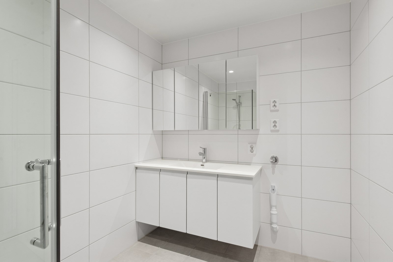 Pent bad med fliser på både gulv og vegger. Galleribilde