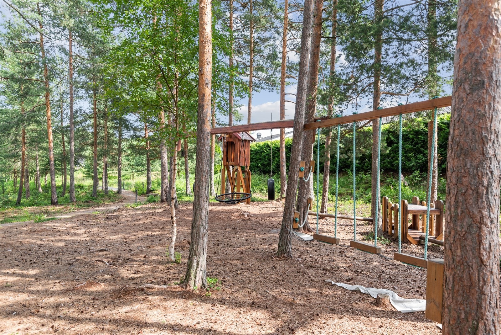 Romedalsparken inviterer til aktiviteter for store og små med blant annet lekeapparater og grillmuligheter. Galleribilde