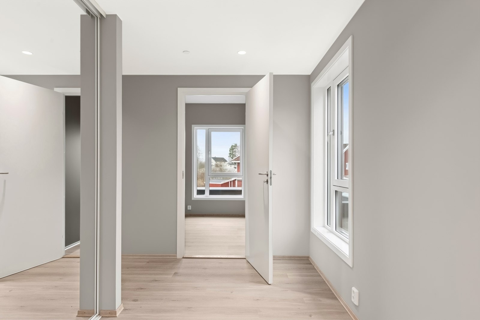 Innbydende entrè med skvedørsgarderobe. Galleribilde