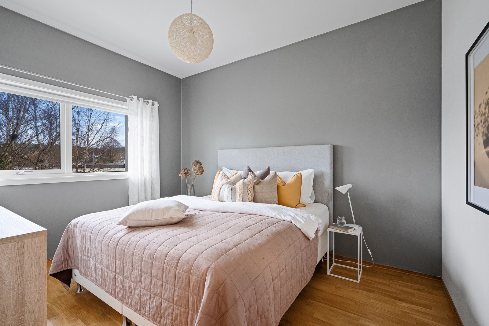 Romslig soverom med god takhøyde. Galleribilde