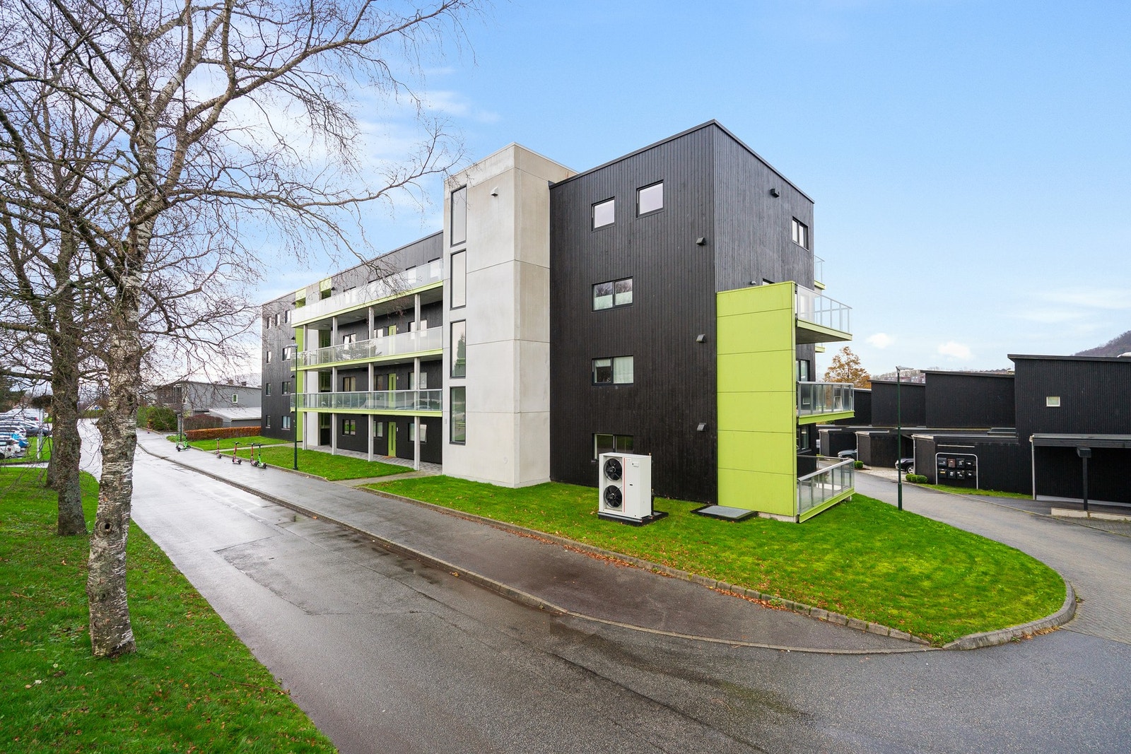 Fra eiendommen er det en gåtur til treningssenter, spisesteder, Stadionparken kjøpesenter med de fleste butikker, koselige kafeer og populære restauranter. Barnehager og barne- og ungdomsskole er også like ved. Galleribilde