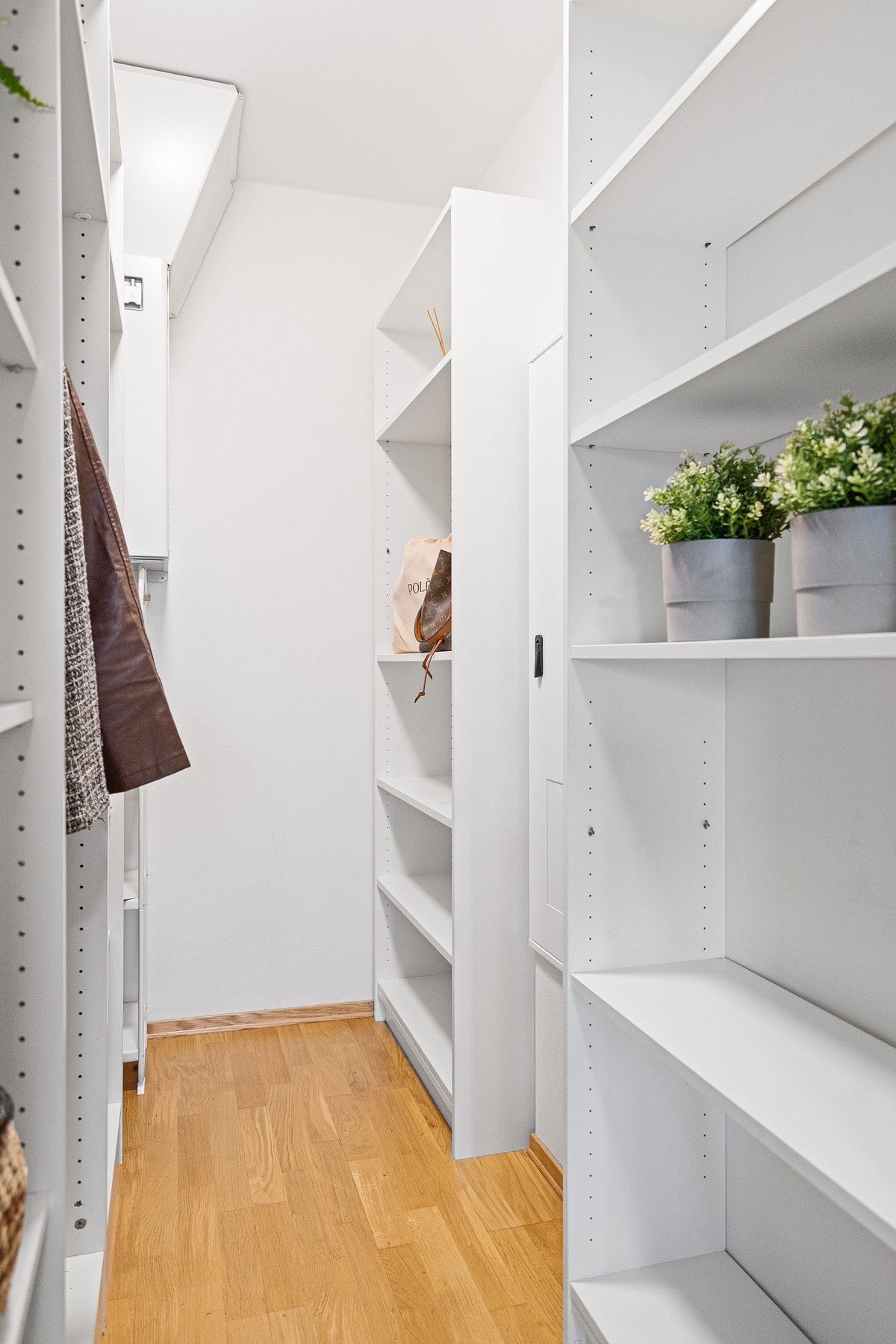 Innvendig bod for praktisk oppbevaring. Galleribilde