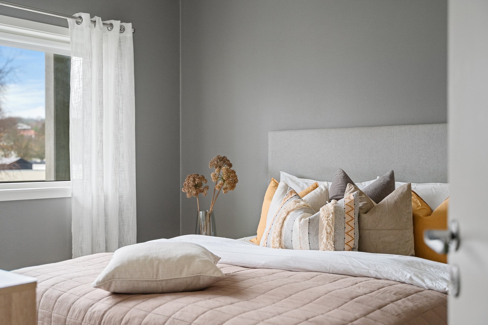 God plass til dobbeltseng, nattbord og garderobeløsning. Galleribilde