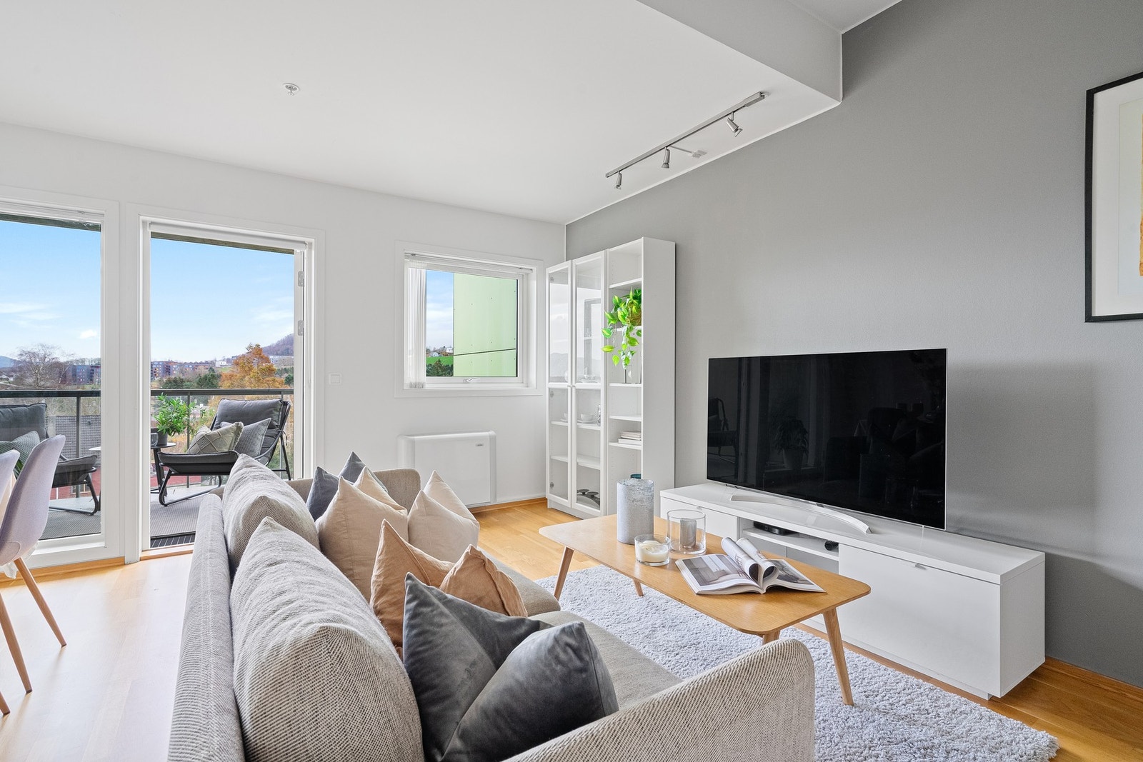 Leiligheten innehar en praktisk planløsning med åpen stue- og kjøkken løsning. Galleribilde