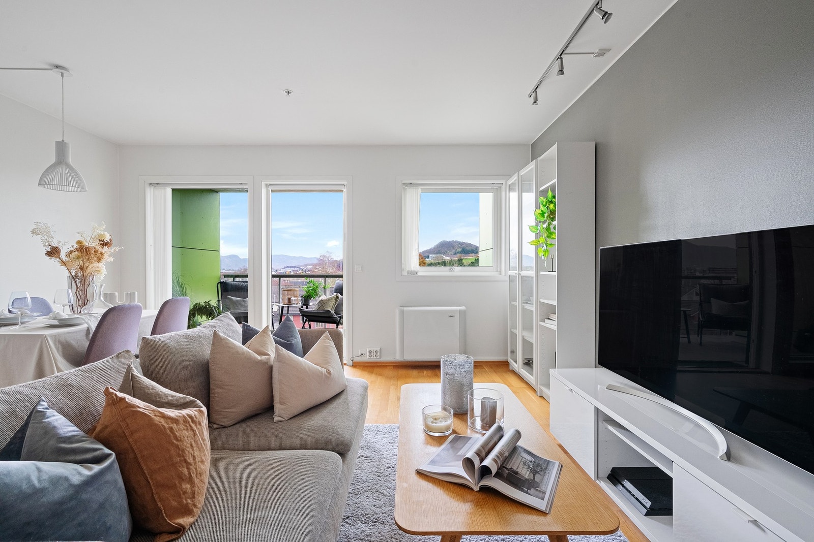 Leiligheten ligger i byggets 3. etasje og inneholder gang, bod, soverom, bad/vaskerom, stue/kjøkken. Galleribilde