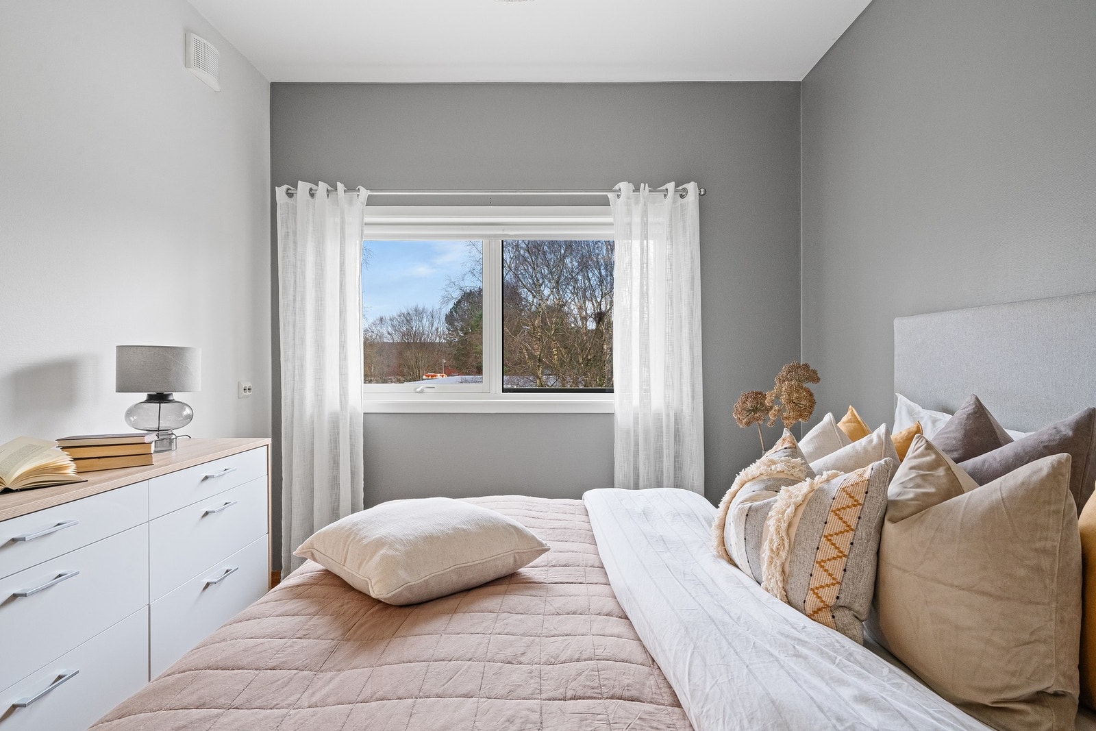 Takhøyden på soverommet måler ca. 2,84m. Galleribilde