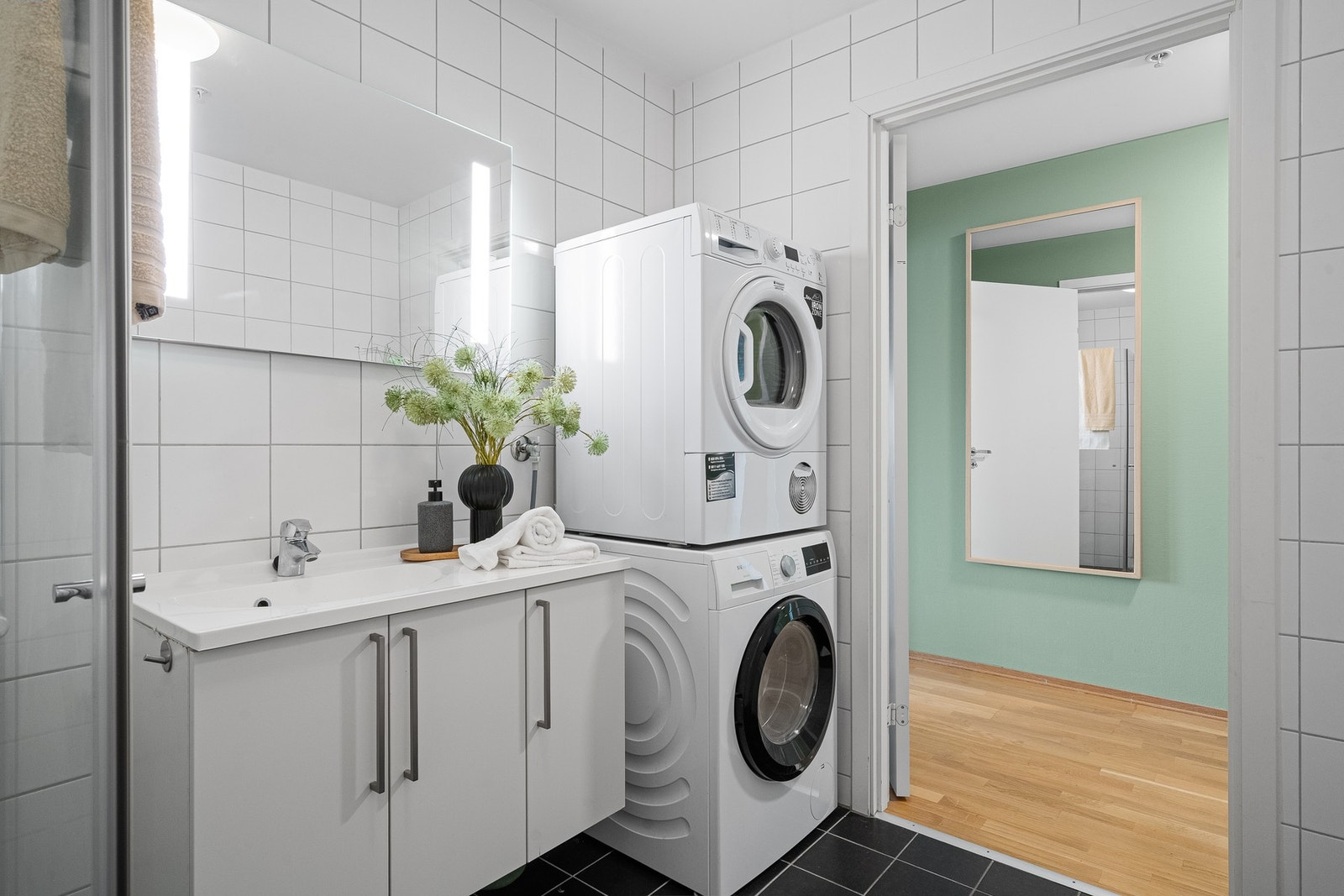 Innholdsrikt, helfliset bad. Galleribilde