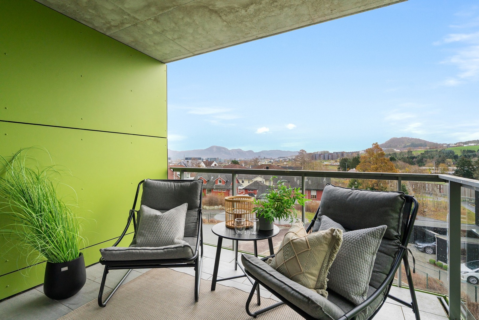 Balkongen måler ca. 7 kvm. Galleribilde