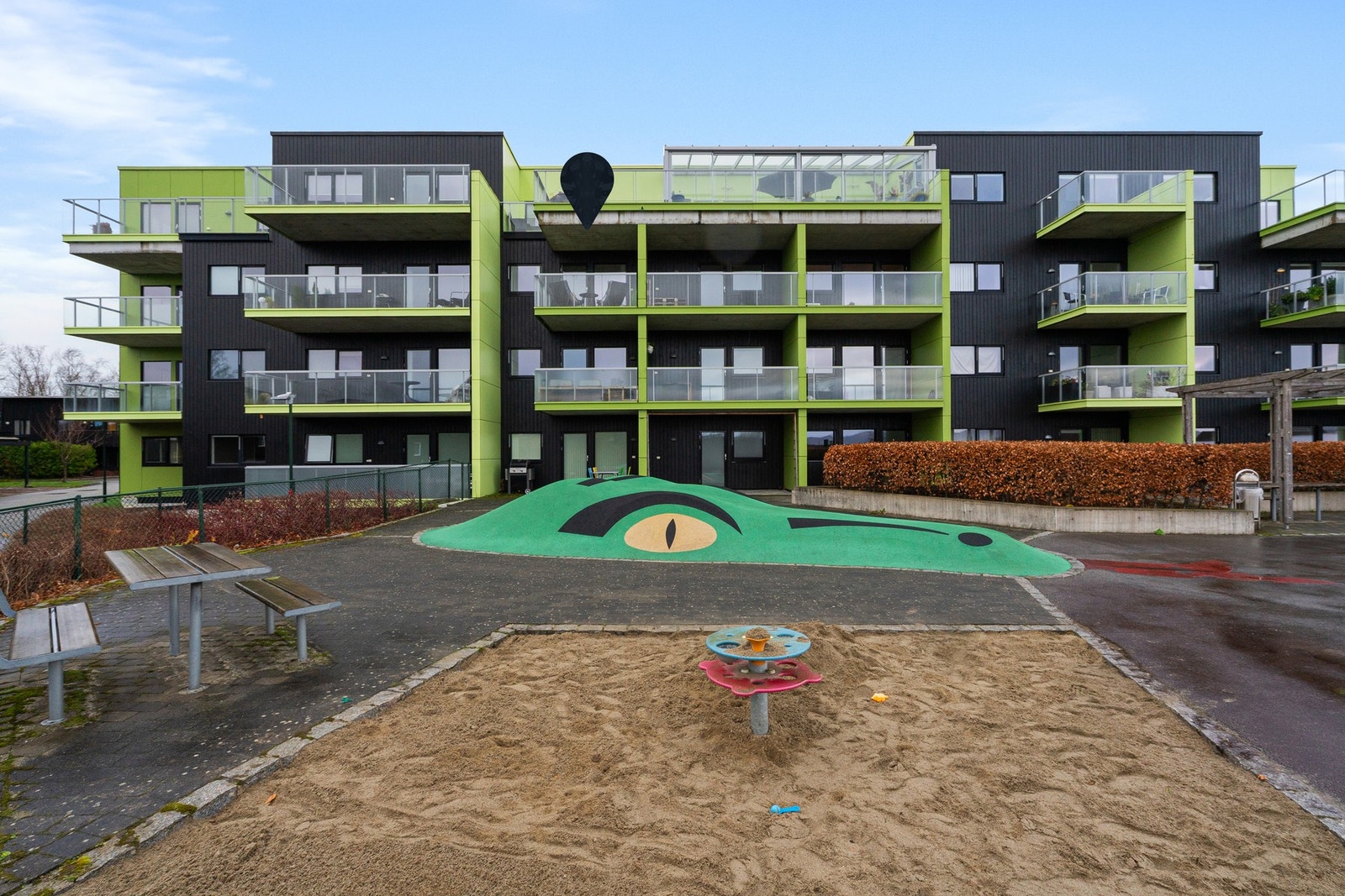 Eiendommen ligger i meget populære og barnevennlige omgivelser på Hinna. I nabolaget er det flere lekeplasser, grøntarealer og fotballbane. Galleribilde