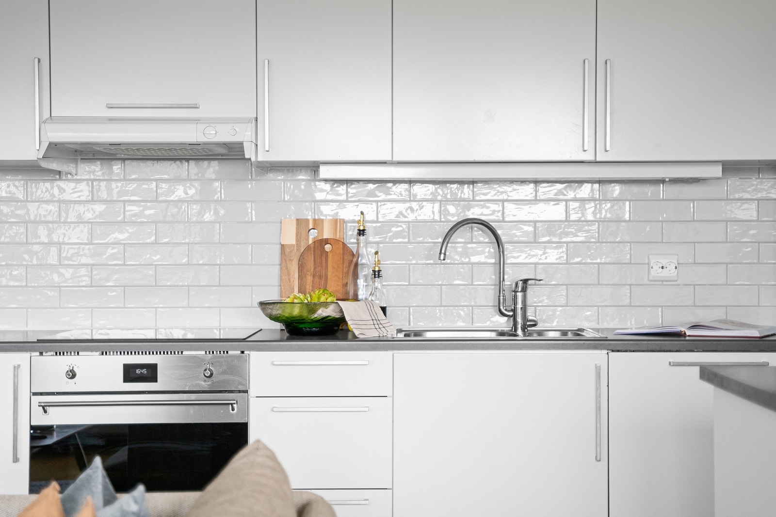 Integrert ovn, platetopp og oppvaskmaskin. Frittstående kjøleskap. Galleribilde