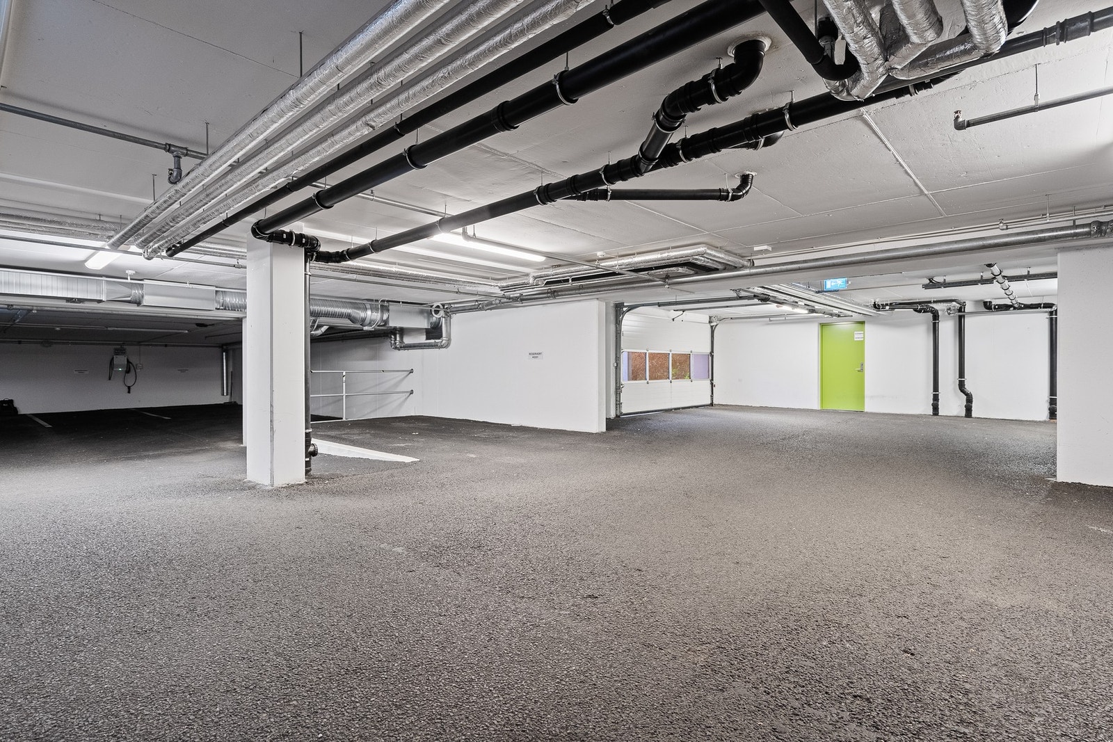 Parkering i garasje og ekstern bod på 5 kvm. Sykkelparkering for beboerne. Galleribilde