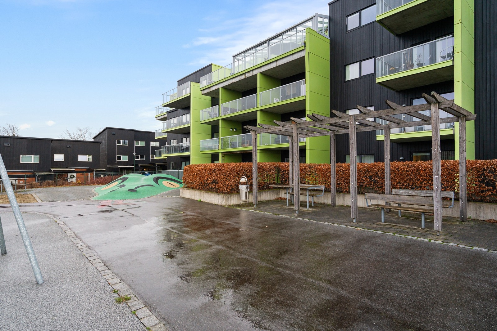 Fra eiendommen er det kun få minutters gange til bl.a. Rema 1000, Apotek, legesenter, bakeri, kinamat og frisør. Galleribilde