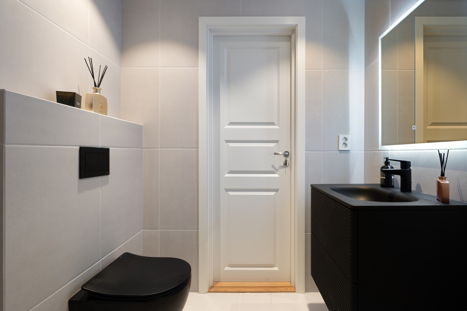 Badet er innredet med dusjnisje, veggtoalett, baderomsinnredning med heldekkende servant og belyst speil. I tillegg er det lagt varmekabler i gulvet. Galleribilde