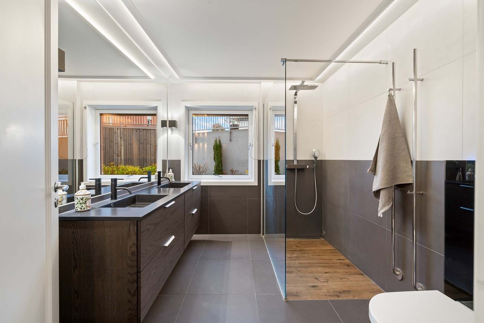 Badet er pusset opp i 2019 med flislagt gulv og vegger. Det er varmekabler på badet og belysning som gir en lun atmosfære Galleribilde