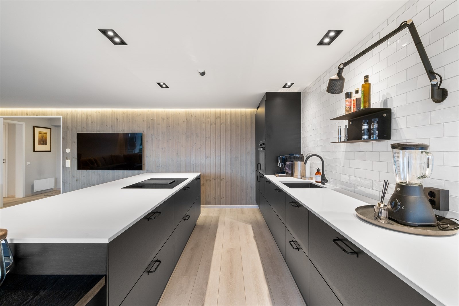 Av integrerte hvitevarer er det stekeovn, induksjonstopp, oppvaskmaskin og kjøl/fryseskap. Integrerte hvitevarer medfølger leiligheten Galleribilde