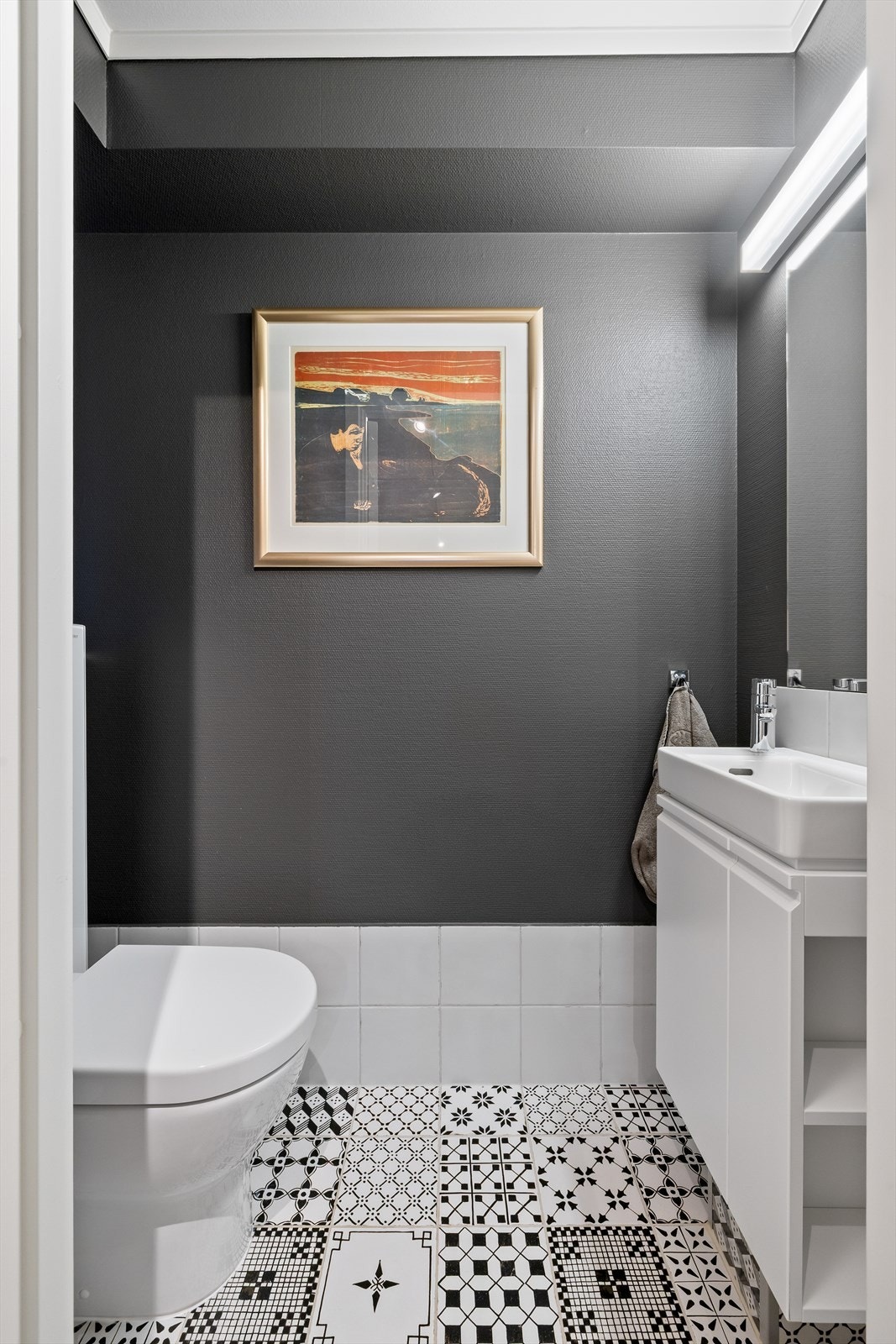 Toalettrommet ble strippet helt og det ble lagt nye fliser, malt og nytt toalett samt vask Galleribilde