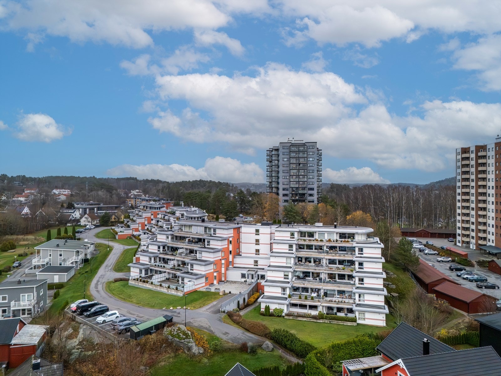 Leiligheten byr på en fin kombinasjon av ro, natur og nærhet til byen - et ideelt sted for deg som ønsker en komfortabel og lettvint hverdag Galleribilde