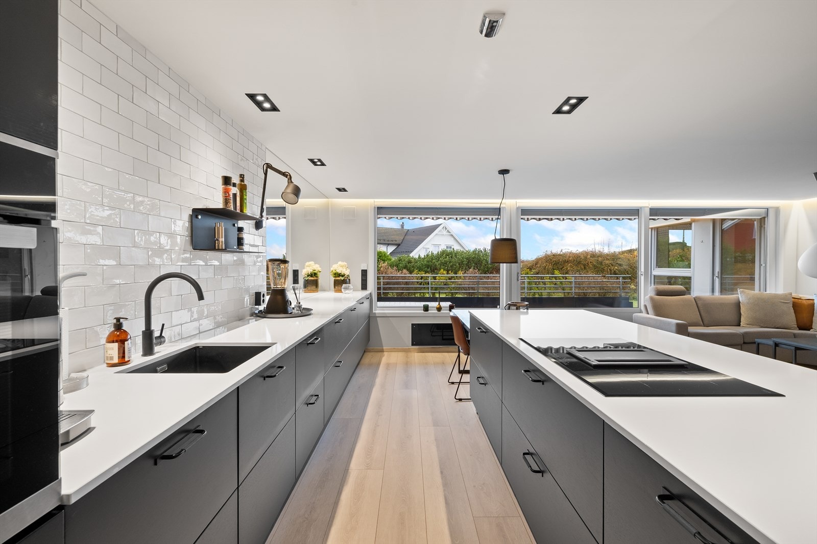 Det er direkte utgang til terrassen fra stuen, perfekt på sommerhalvåret Galleribilde