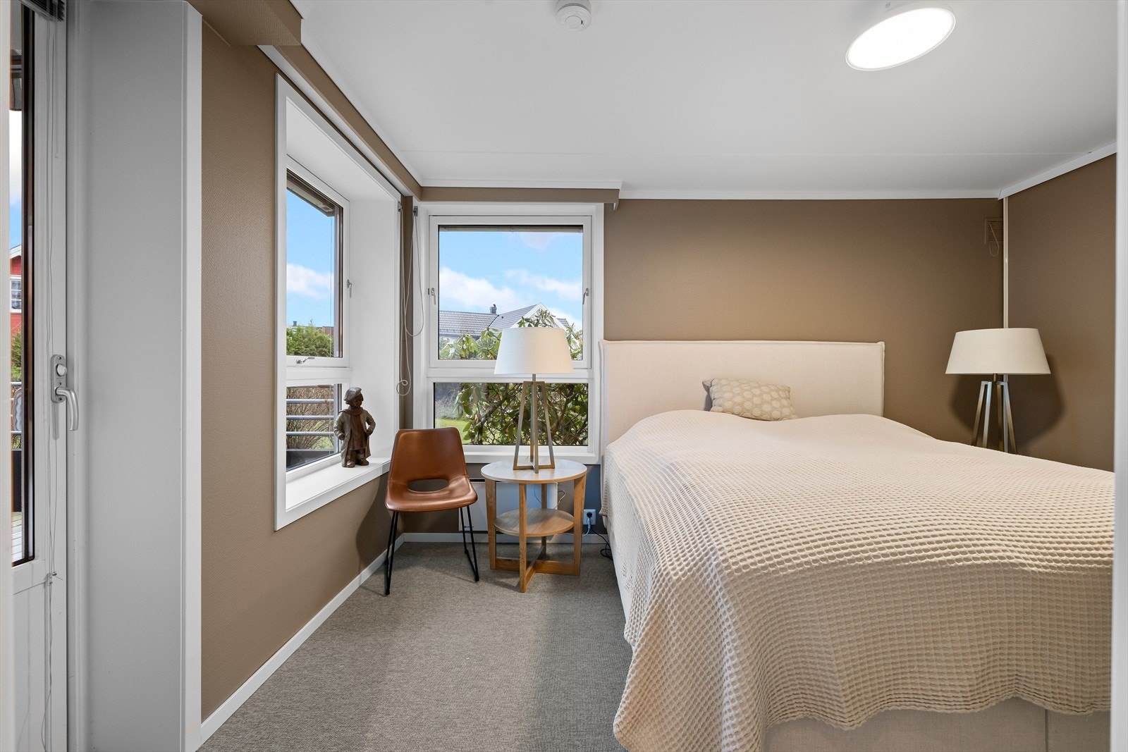 Hovedsoverommet er av god størrelse med god plass til dobbeltseng og nattbord Galleribilde