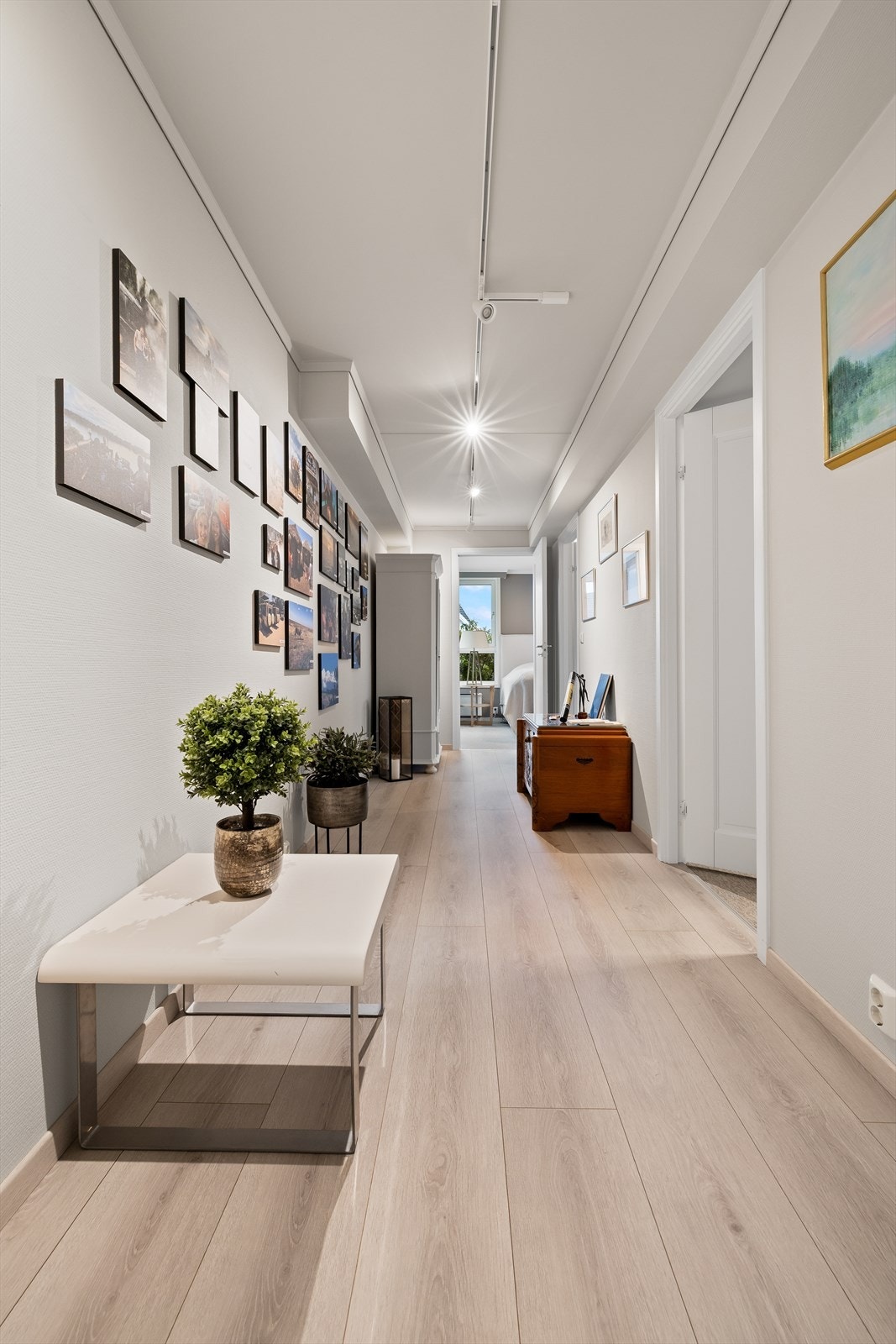 Det er lys laminat og malte flater Galleribilde