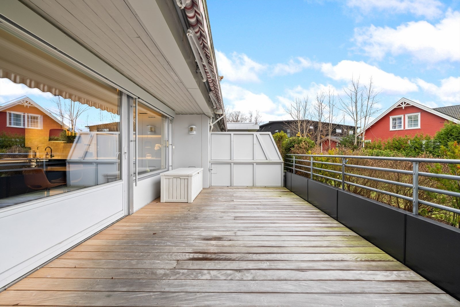 Terrassen er på ca. 24 kvm og har god plass til sittegruppe, grill samt putekasse Galleribilde