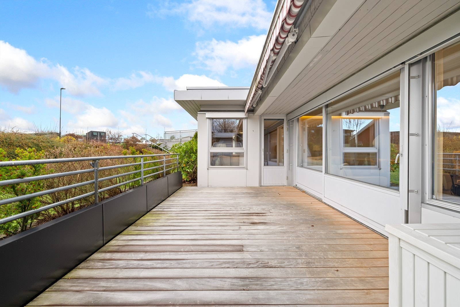 Her kan man nyte lange sommerdager.. Det er utgang fra både stue og hovedsoverommet Galleribilde