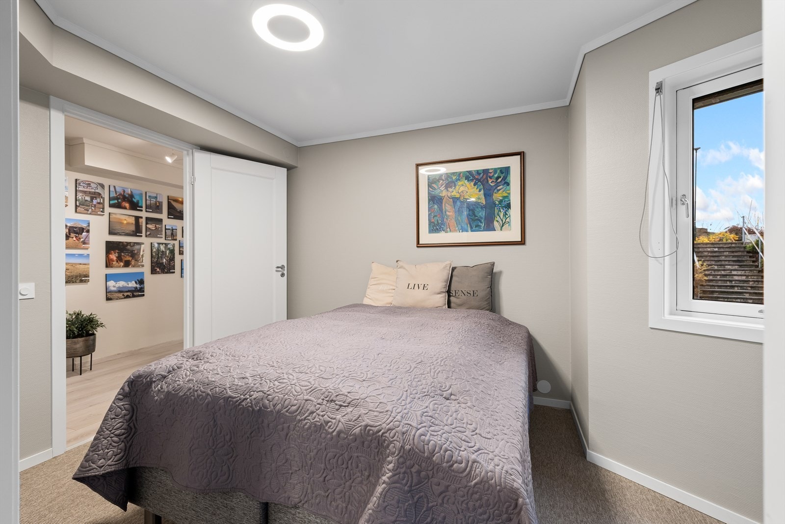 Soverom 2 har plass til seng, nattbord og garderobeløsning Galleribilde