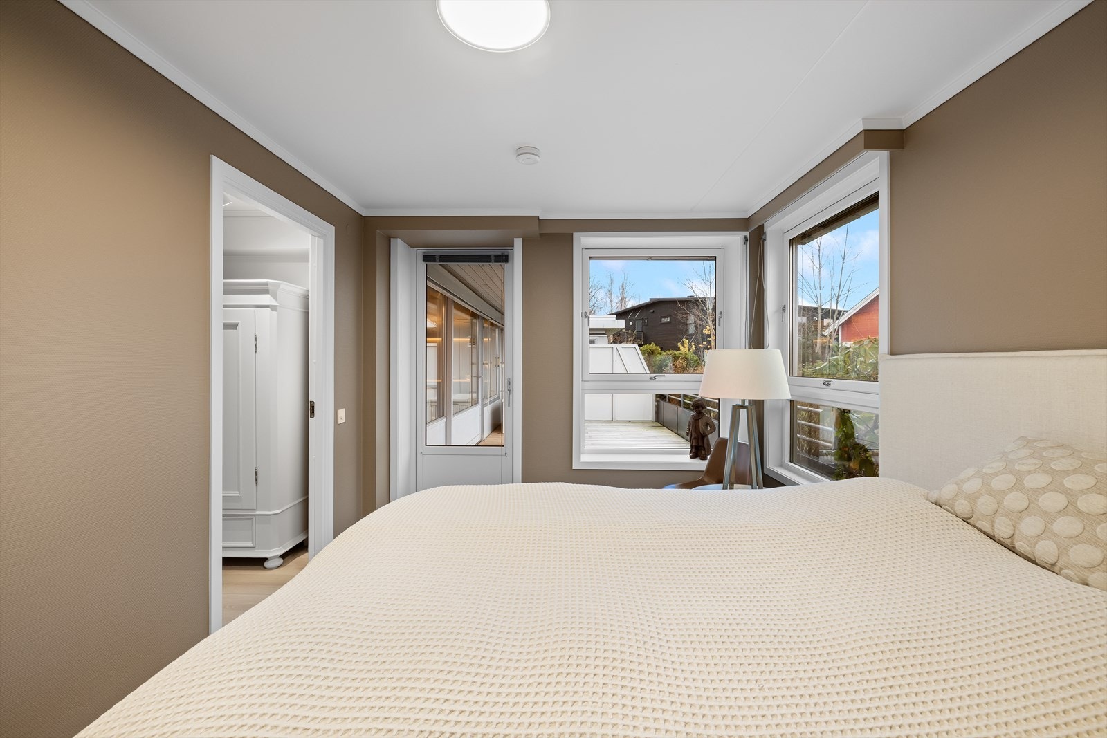 Det er direkte utgang til terrassen fra hovedsoverommet, perfekt for morgenkaffen! Galleribilde