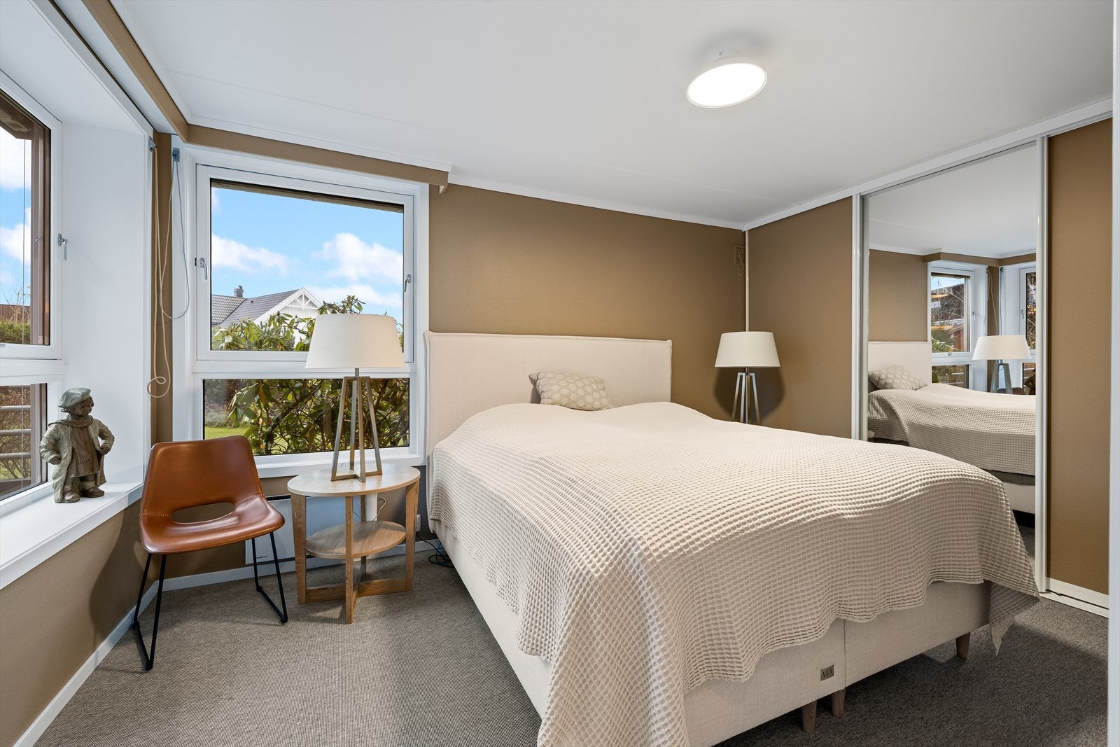 På hovedsoverommet er det skyvedørsgarderobe, som gir godt med skapplass Galleribilde