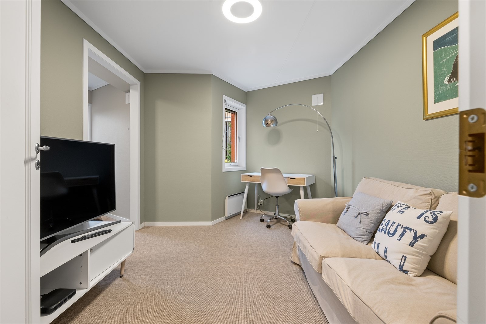 Soverommet er i dag innredet som TV-stue. Rommet var originalt tegnet inn som 2 adskilte soverom, men er idag åpnet opp som 1 rom. Ved å stenge igjen veggen, har du flere funksjonelle soverom Galleribilde