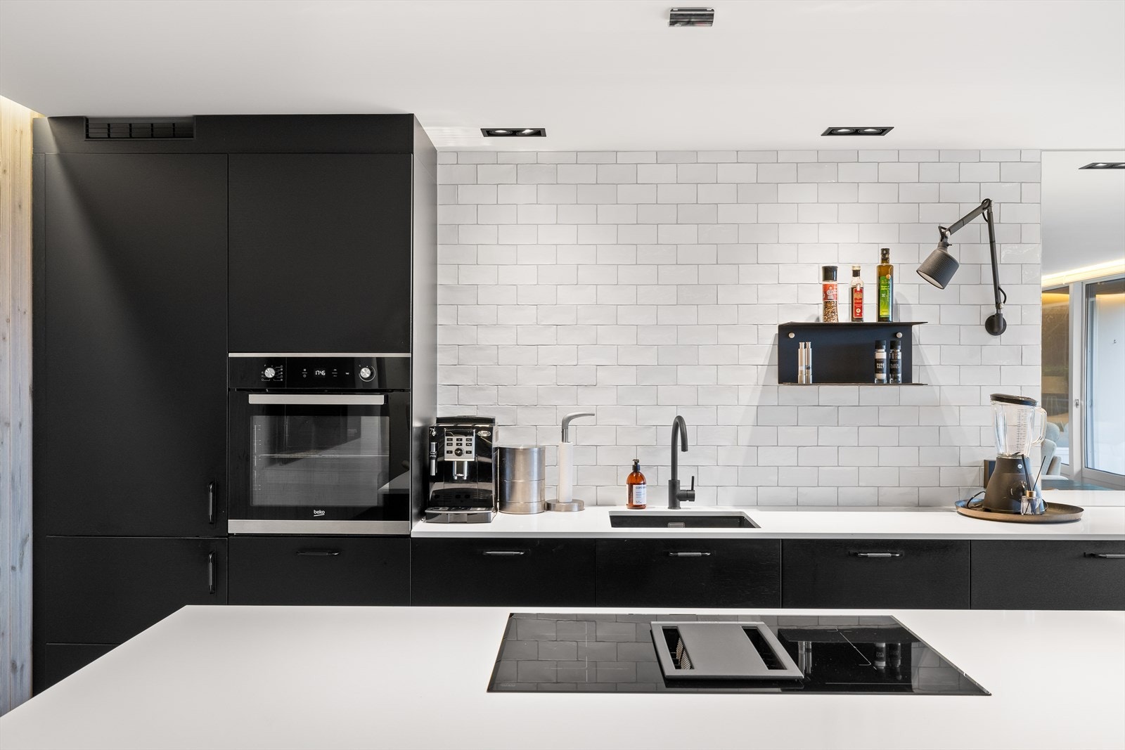 Her er det rikelig med både skap- og benkeplass, perfekt for de som er glad i å lage mat Galleribilde