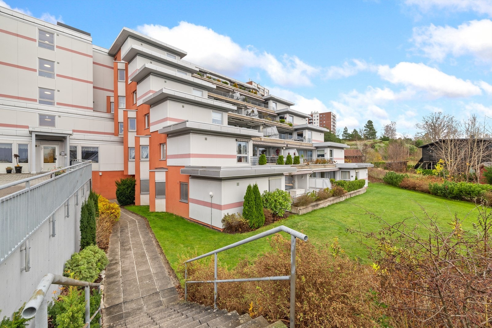 Sjøstrand Terrasse E-F er et attraktivt sameie, mye grunnet nærheten til sentrum, skoler og daglig nødvendigheter Galleribilde