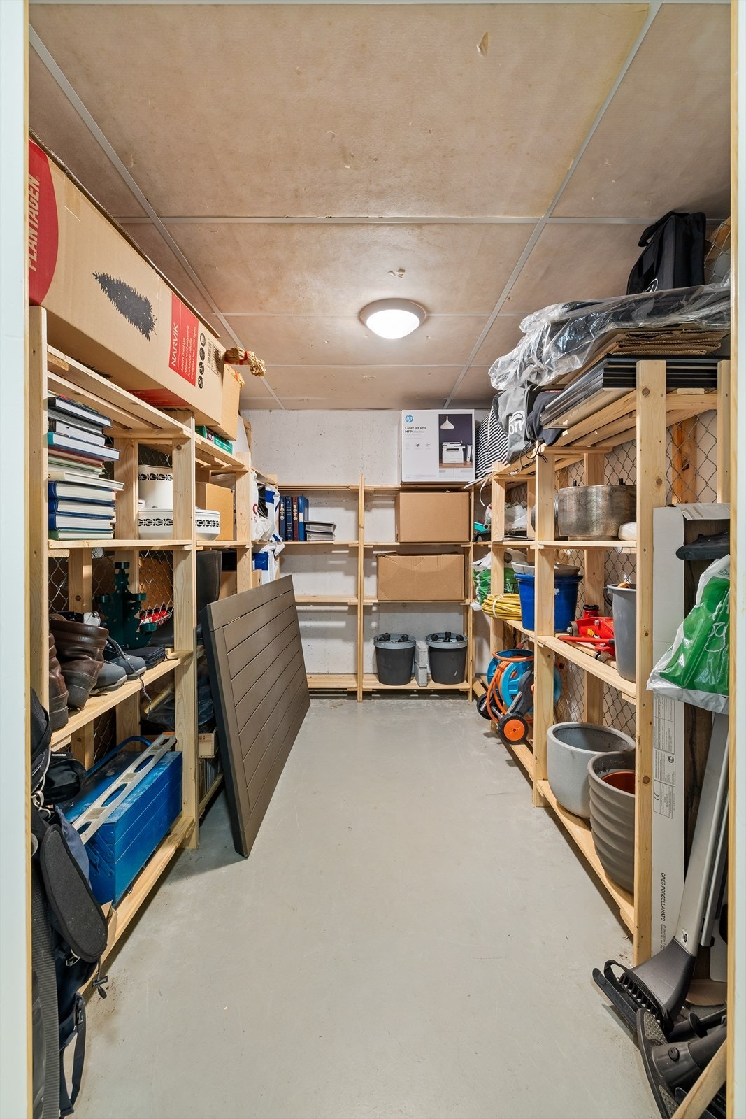 Det er en ekstern bod tilhørende leiligheten med mye lagringsplass Galleribilde