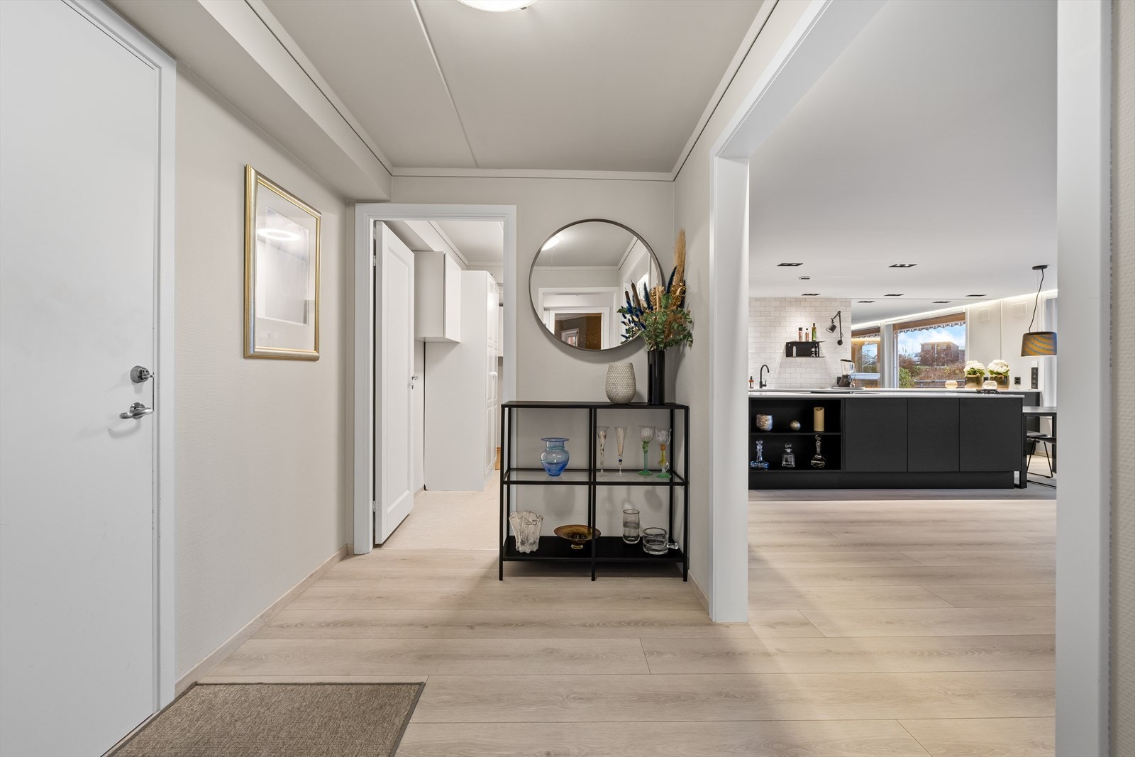 Her kommer du inn i en lys entré som gir et godt første inntrykk av resten av leiligheten Galleribilde