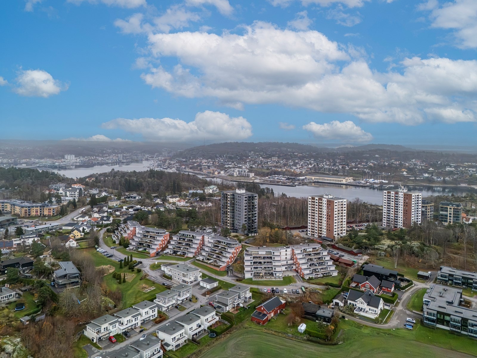 For et bredere utvalg av butikker og servicetilbud ligger Sandefjord sentrum kun en kort kjøretur unna, med blant annet Hvaltorvet kjøpesenter, hyggelige kafeer, restauranter og kulturtilbud Galleribilde