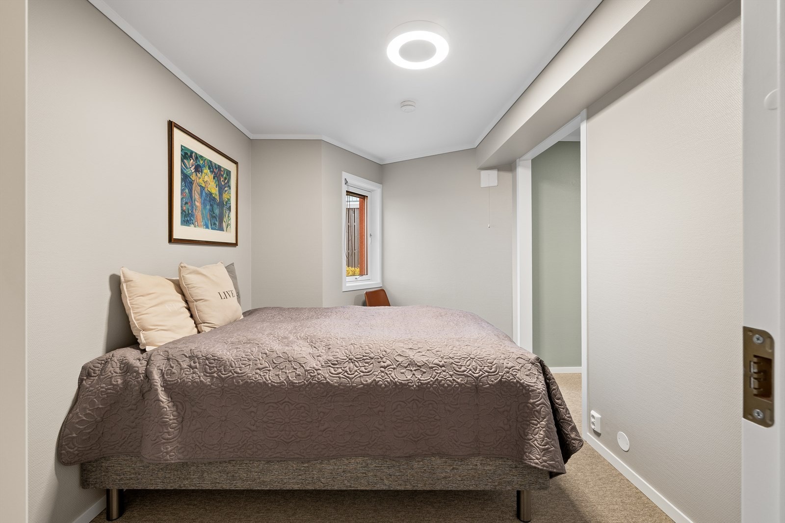 Det er lagt vegg-til-vegg teppe på alle soverommene Galleribilde