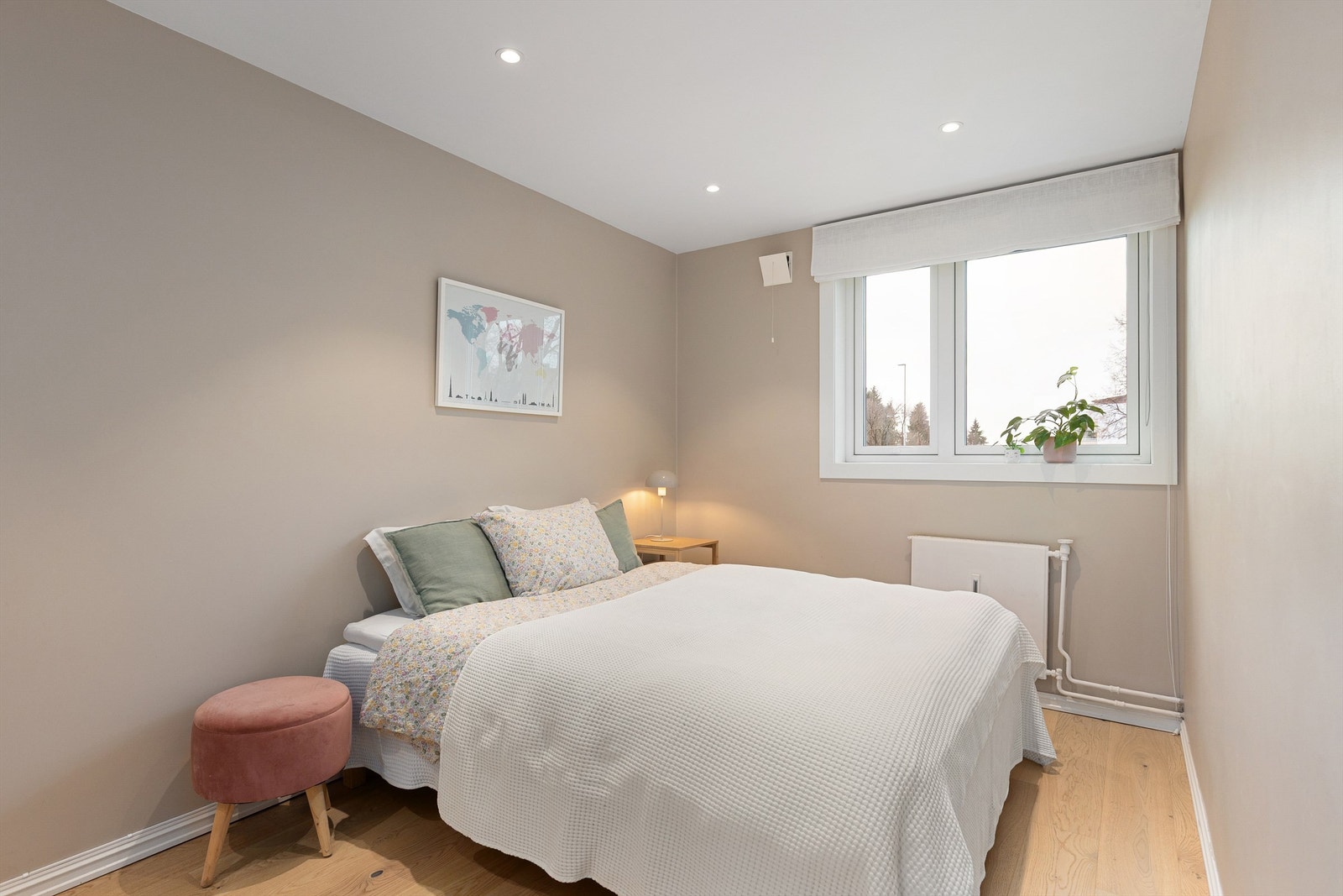 Romslig hovedsoverom med god plass til
dobbeltseng Galleribilde