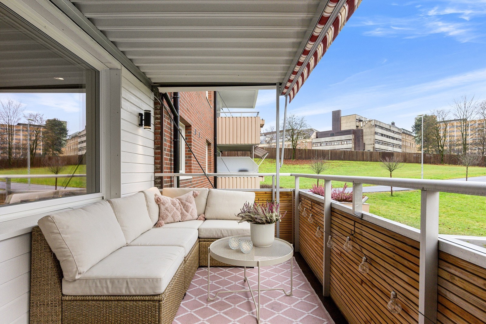 Balkongen har svært gode solforhold og har både markise og overbygg, så man kan nyte sommeren utendørs uansett vær Galleribilde